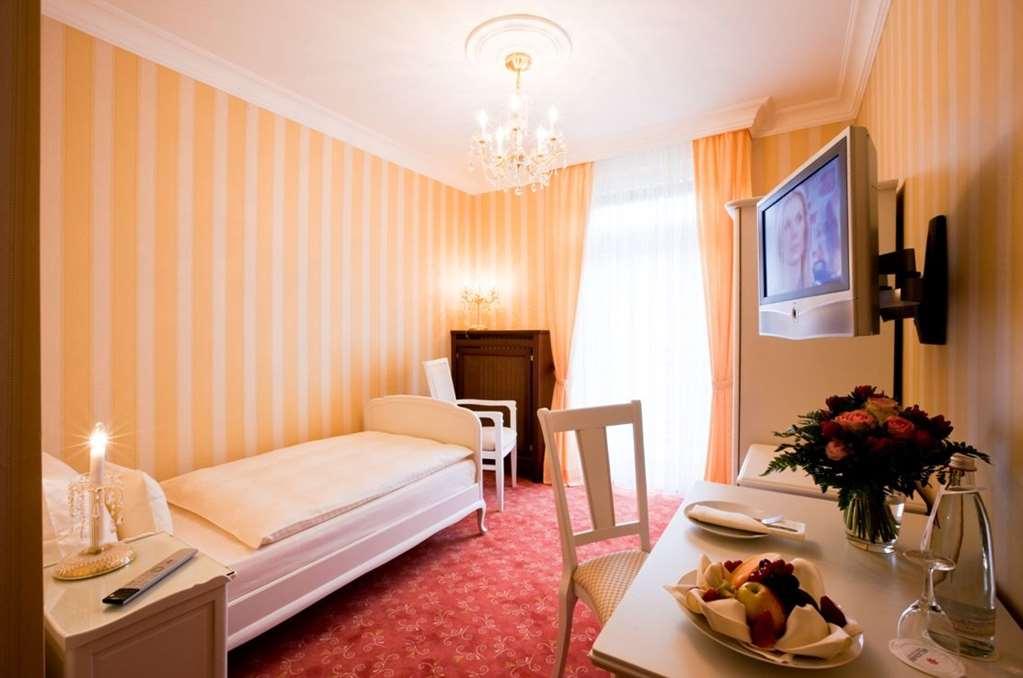 Heliopark Bad Hotel Zum Hirsch Baden-Baden Room photo